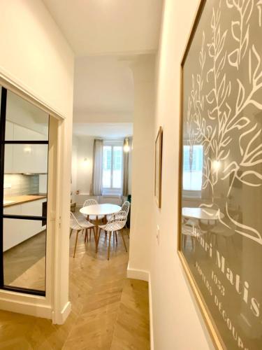 un salon avec une table et une salle à manger dans l'établissement Bright apartment near the beach, à Antibes