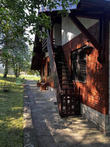 un edificio de ladrillo con una escalera en su lateral en Ostojino osoje, en Šarani
