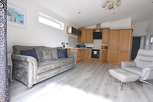 Dapur atau dapur kecil di Beautiful Lodge in Newmarket with parking