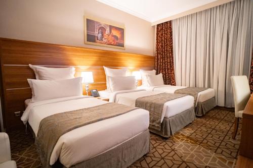 Кровать или кровати в номере Emaar Al Mektan Hotel
