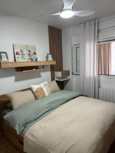 een slaapkamer met een bed met een plafondventilator bij Albir Adventino LOVE in Albir