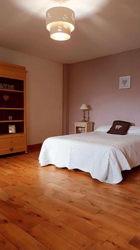 En eller flere senge i et værelse på La maison aux lilas