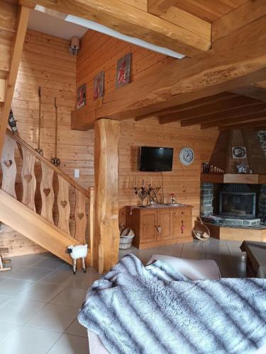 une chambre avec un lit et un escalier dans une cabine dans l'établissement La maison aux lilas, à Encausse-les-Thermes