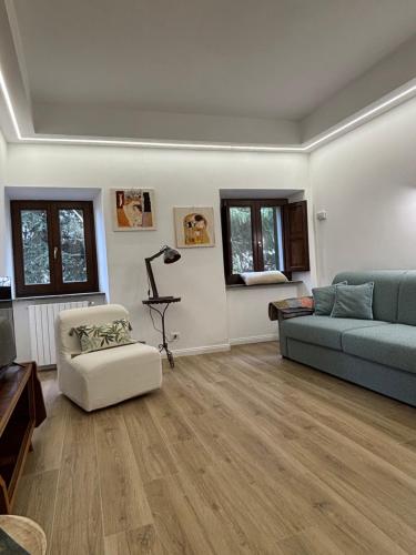 a living room with a couch and a chair at Casa Marí in Montefiascone