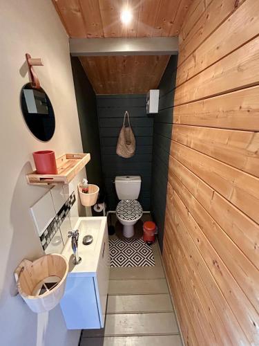 une salle de bain avec toilettes et lavabo dans l'établissement La Cabane du Verger, à Montignac