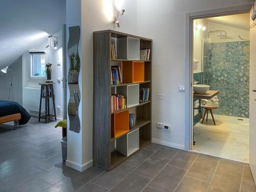 una habitación con una estantería con libros en Nest Guesthouse, en Castelnuovo del Garda