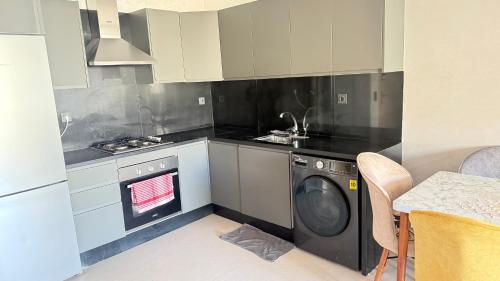 Kuchyň nebo kuchyňský kout v ubytování luxury apartement en el mansouria