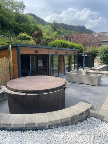 GlenariffにあるLuxury getaway in the Glensの円形のパティオと円形の