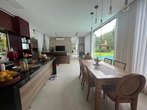 a kitchen and dining room with a table and chairs at Residência Executiva de Alto Padrão - COP30 in Benevides