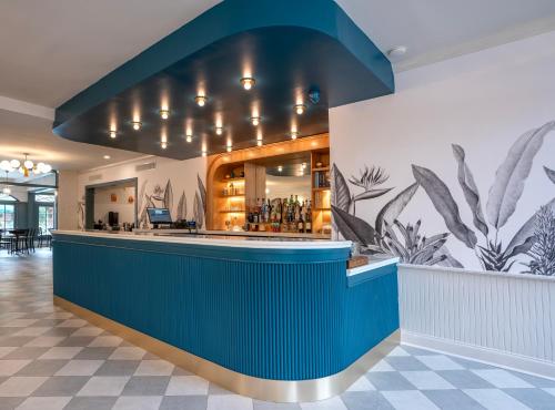 a bar in a restaurant with a mural of plants at Best Western Plus French Quarter Courtyard Hotel in New Orleans