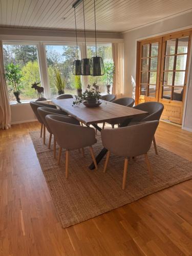 a dining room with a wooden table and chairs at Schönes Großes Haus Oskarshamn in Oskarshamn