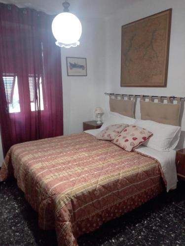 a bedroom with a bed and a chandelier at La corte del Gavi in Bosio