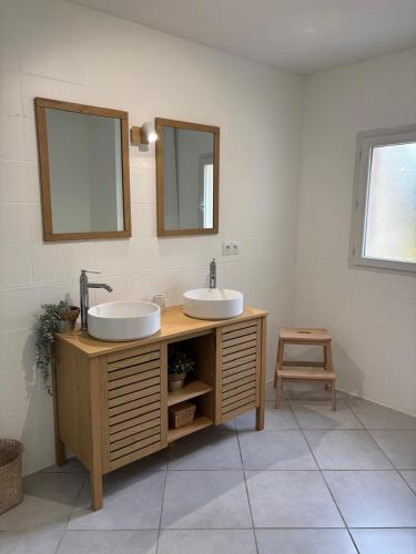 une salle de bain avec deux lavabos et un miroir dans l'établissement Country house-pool-vineyards-fully equipped, à Montagne