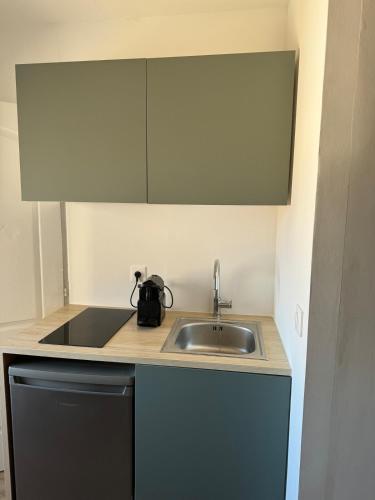 une cuisine avec un évier et un plan de travail dans l'établissement Very charming studio, Vieux Port - old port, à Marseille