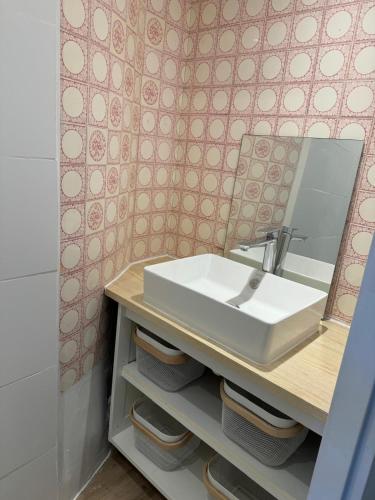 une salle de bain avec un lavabo et un miroir dans l'établissement Very charming studio, Vieux Port - old port, à Marseille