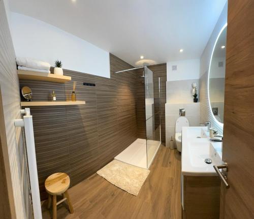 une salle de bain avec une douche, un lavabo et des toilettes dans l'établissement Kazanou, à Cannes