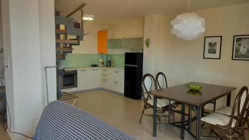 a kitchen and dining room with a table and chairs at Casa del Mar in Preveza