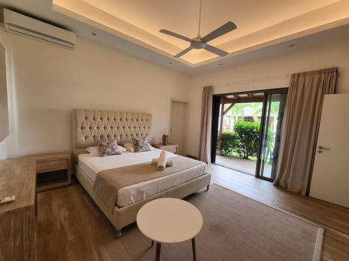 ペレベールにあるPrivate Luxury Villaの大きなベッドとテーブルのある寝室