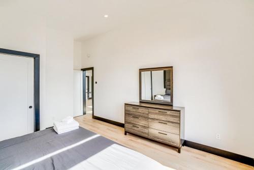 Ein Bett oder Betten in einem Zimmer der Unterkunft Lux Windham Getaway - Views & Indoor Heated Pool