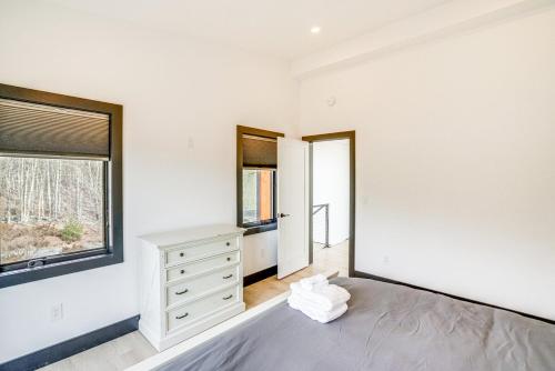 Ein Bett oder Betten in einem Zimmer der Unterkunft Lux Windham Getaway - Views & Indoor Heated Pool