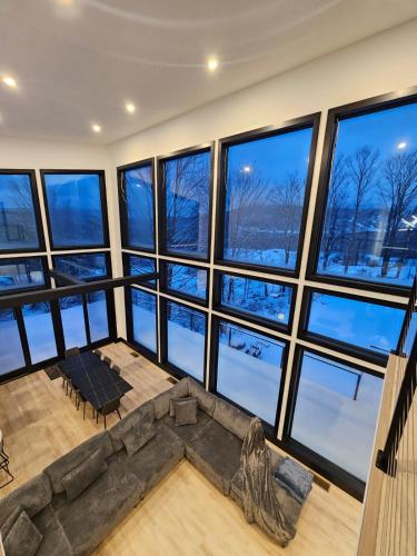 Ein Sitzbereich in der Unterkunft Lux Windham Getaway - Views & Indoor Heated Pool