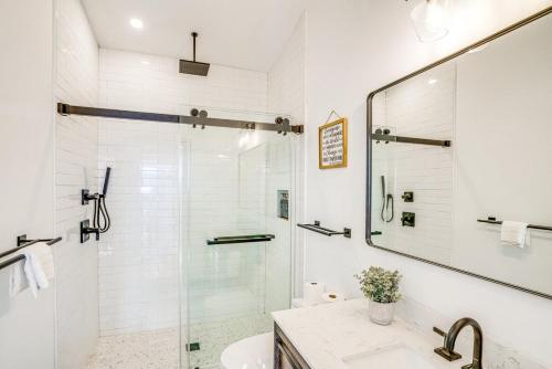 Ein Badezimmer in der Unterkunft Lux Windham Getaway - Views & Indoor Heated Pool