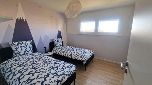 une chambre avec deux lits et une fenêtre dans l'établissement Exceptional Border Villa, à Village-Neuf