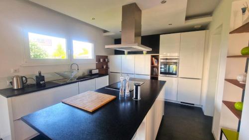 une cuisine avec un comptoir noir dans une pièce dans l'établissement Exceptional Border Villa, à Village-Neuf