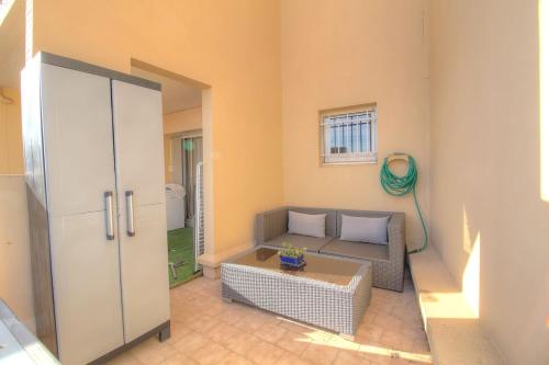 un salon avec un canapé et une table dans l'établissement Cosy 2 pièces dans résidence avec piscine, à Antibes
