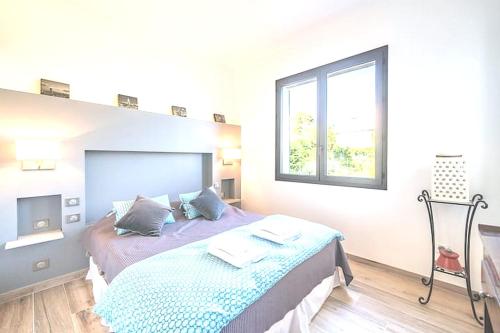 une chambre avec un lit et une fenêtre dans l'établissement Cozy Villa Yrene w Pool, à Vallauris