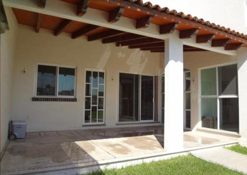 a view of a house with a pergola at Casa de fin de semana in Temixco