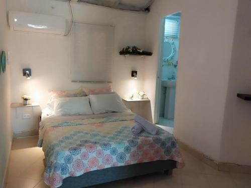 une chambre avec un lit dans une pièce dans l'établissement Beautiful apartment in the Historic Center of Cartagena, à Carthagène des Indes