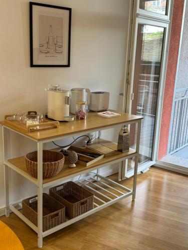 a kitchen cart with pots and pans on it at Megaschön! Balkon! 3 Schlafzimmer! Zusätzliches Gäste-WC! Gassenviertel-Fußgängerzone! in Bayreuth