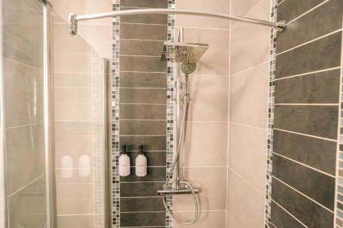 une salle de bain avec une douche avec une porte vitrée dans l'établissement Luxueux-Climatisation-3 chambres-2SDB-Garage -AJ, à Carcassonne