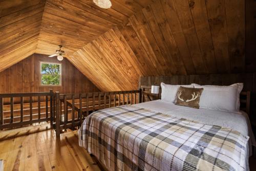 Ένα ή περισσότερα κρεβάτια σε δωμάτιο στο Cabin w Fireplace Fire Pit Grill & Games