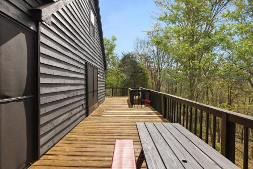 Μπαλκόνι ή βεράντα στο Cabin w Fireplace Fire Pit Grill & Games