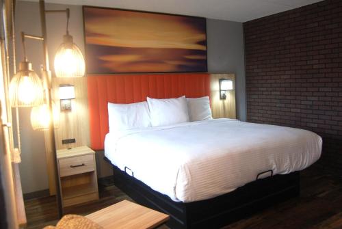 a bedroom with a large bed in a hotel room at Vacation Lodge in Pigeon Forge