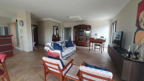 ein Wohnzimmer mit Sofa und Tisch in der Unterkunft La Bouganville in Mola di Bari