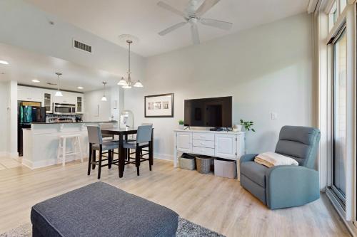 Μια τηλεόραση ή/και κέντρο ψυχαγωγίας στο Baytowne Wharf - Observation Point North #555
