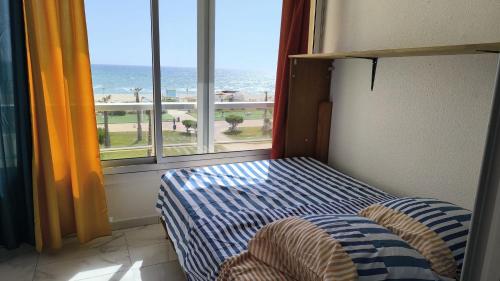 Ένα ή περισσότερα κρεβάτια σε δωμάτιο στο Appartement Entièrement Rénové en Bord de Mer avec Vue Imprenable et Parking Privé