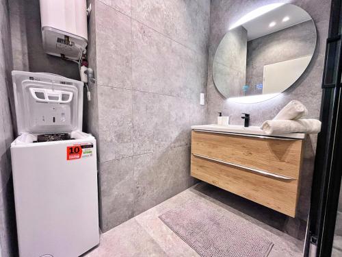 une petite salle de bain avec un lavabo et un miroir dans l'établissement RF102 - Magnifique et spacieux 3 pièces, à Nice