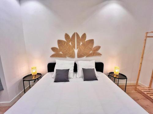 une chambre avec un grand lit blanc avec deux lampes dans l'établissement RF102 - Magnifique et spacieux 3 pièces, à Nice