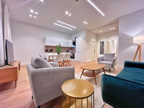 un salon avec deux canapés et une cuisine dans l'établissement RF102 - Magnifique et spacieux 3 pièces, à Nice