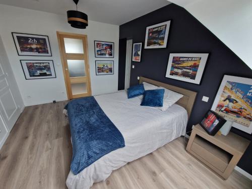 une chambre avec un lit avec une couverture bleue dans l'établissement Chambre chez l'habitant pour les 24h auto, à Mulsanne