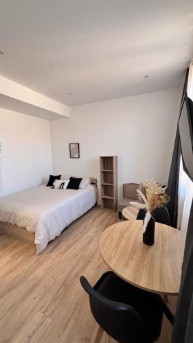 une chambre avec un lit, une table et un canapé dans l'établissement Studio cosy hyper centre, à Agen