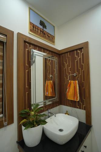 Ein Badezimmer in der Unterkunft Wayanadan Huts Entire First Floor Only
