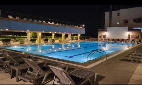 Bazén v ubytování Duplex in Siwar with pool 2min from Le Royal Hotel nebo v jeho okolí