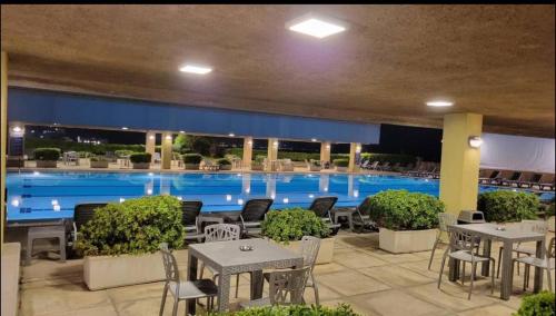 Bazén v ubytování Duplex in Siwar with pool 2min from Le Royal Hotel nebo v jeho okolí