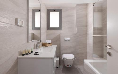une salle de bain avec toilettes, lavabo et miroir dans l'établissement נופש משפחתי באילת עם נוף לים האדום, à Eilat