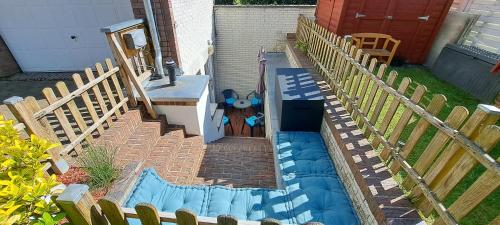 a backyard with a swimming pool next to a wooden fence at Private 1-2,5 -Zimmer-Wohnung mit Terrasse in Zülpich
